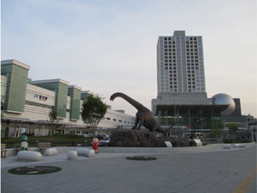 恐竜広場：福井駅前