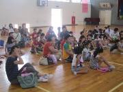 写真:紙ひこうき大会の様子