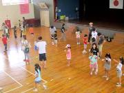 写真:紙ひこうき大会の様子