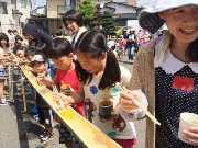 写真:流しそうめんの様子