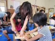 写真:親子でとんかちの様子