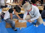 写真:親子でとんかちの様子