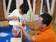 写真:親子でとんかちの様子