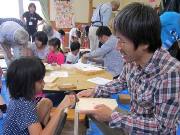 写真:親子でとんかちの様子