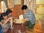 写真:親子でとんかちの様子