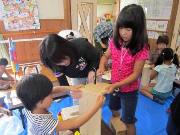 写真:親子でとんかちの様子