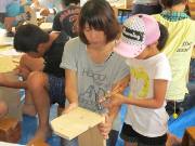 写真:親子でとんかちの様子