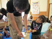 写真:親子でとんかちの様子