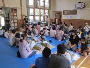 写真:ナチュラルリース作りの様子