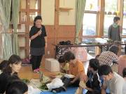 写真:ナチュラルリース作りの様子