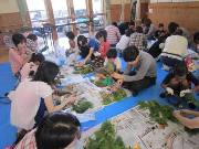 写真:ナチュラルリース作りの様子