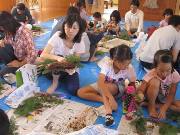 写真:ナチュラルリース作りの様子