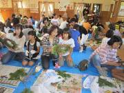 写真:ナチュラルリース作りの様子