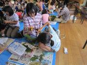 写真:ナチュラルリース作りの様子