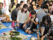 写真:ナチュラルリース作りの様子