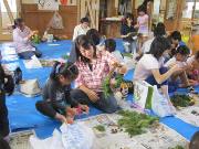 写真:ナチュラルリース作りの様子