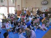 写真:ナチュラルリース作りの様子